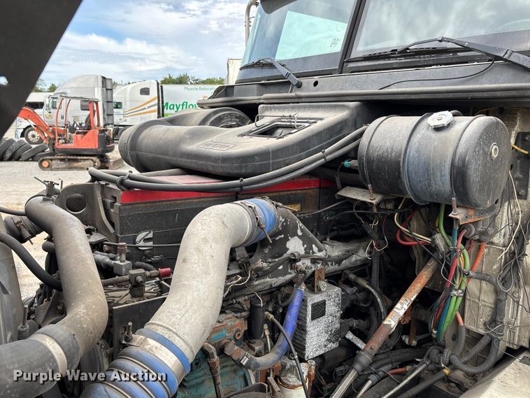 image for item DU1290 2000 International 9400i semi truck