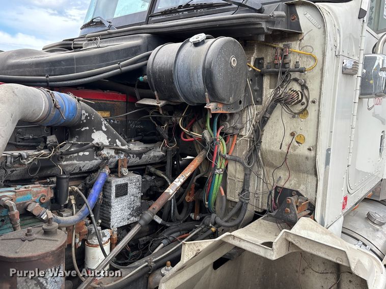 image for item DU1290 2000 International 9400i semi truck