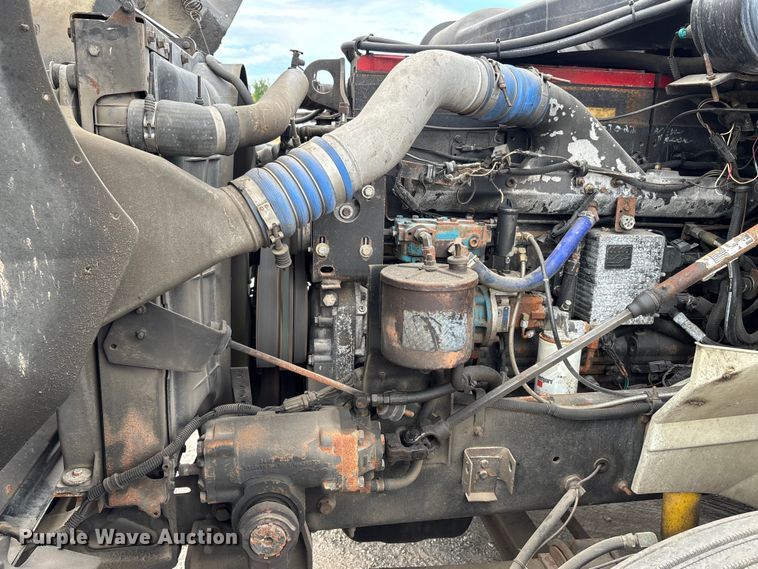 image for item DU1290 2000 International 9400i semi truck