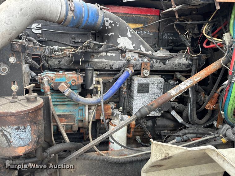 image for item DU1290 2000 International 9400i semi truck