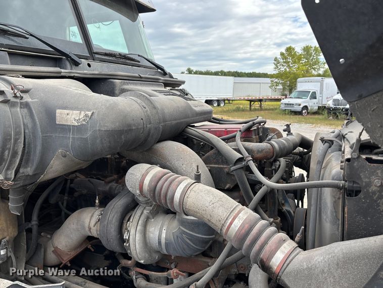 image for item DU1290 2000 International 9400i semi truck