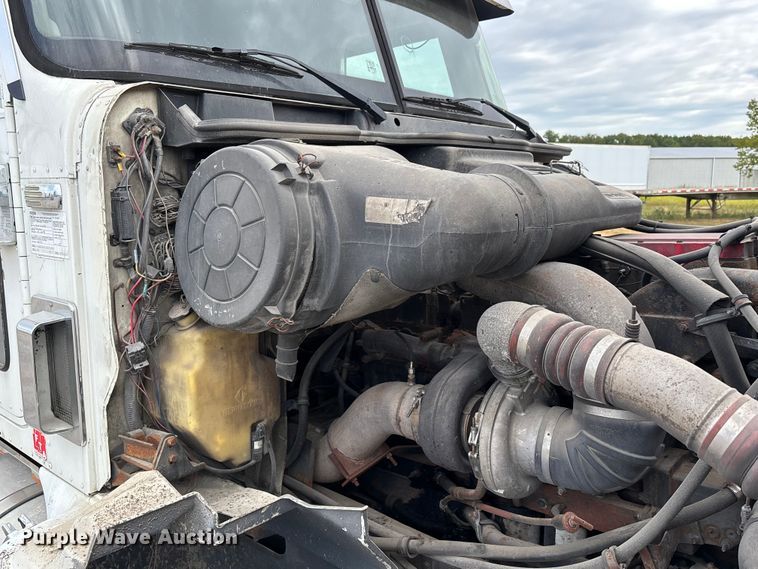 image for item DU1290 2000 International 9400i semi truck