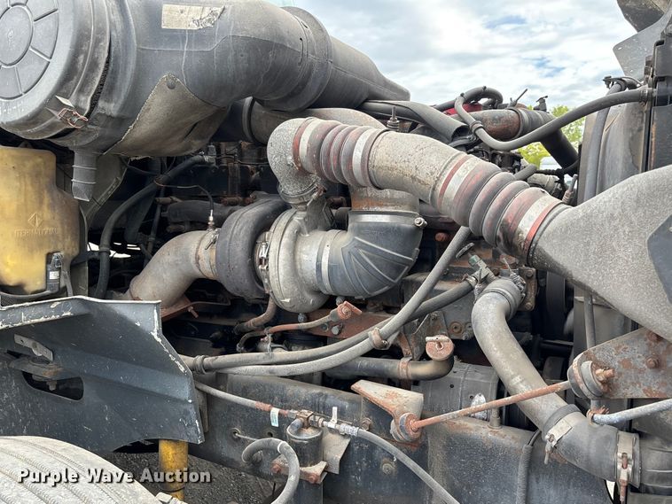 image for item DU1290 2000 International 9400i semi truck