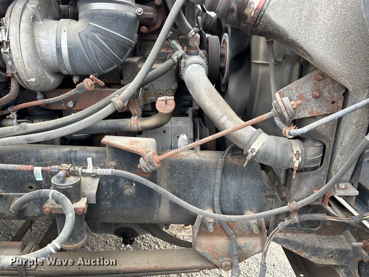 image for item DU1290 2000 International 9400i semi truck