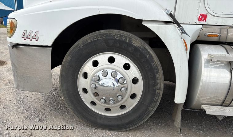 image for item DU1290 2000 International 9400i semi truck