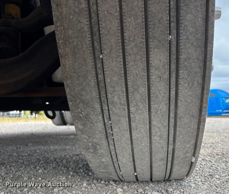 image for item DU1290 2000 International 9400i semi truck