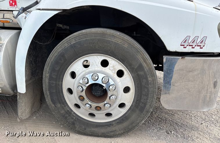 image for item DU1290 2000 International 9400i semi truck