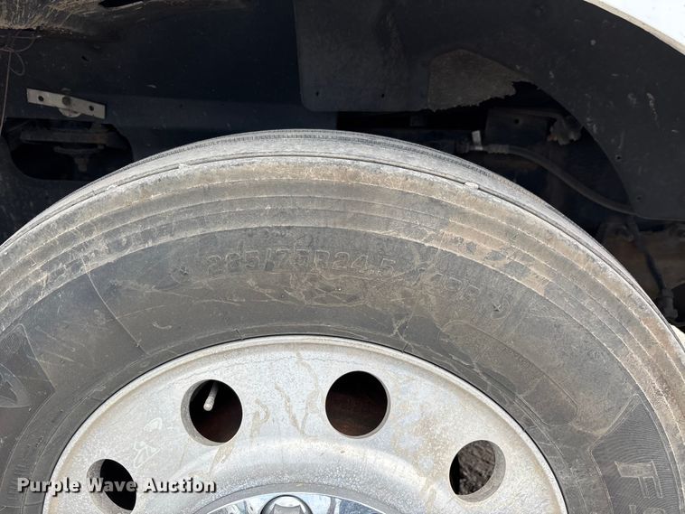 image for item DU1290 2000 International 9400i semi truck