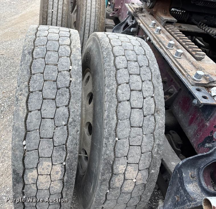 image for item DU1290 2000 International 9400i semi truck