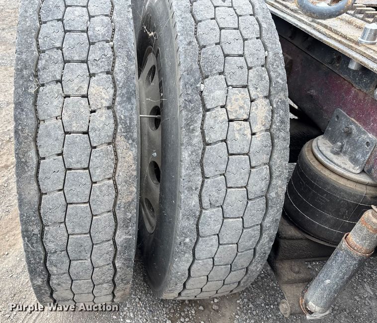 image for item DU1290 2000 International 9400i semi truck