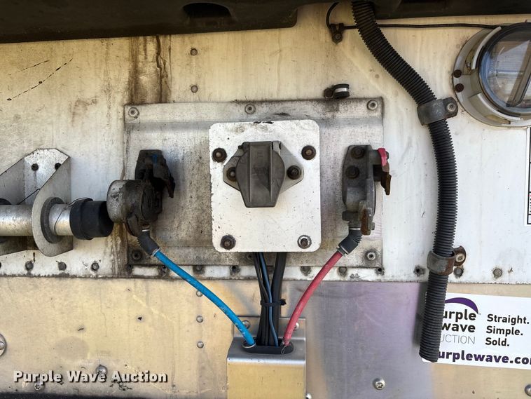 image for item DU1293 2012 Wabash refrigerated van trailer