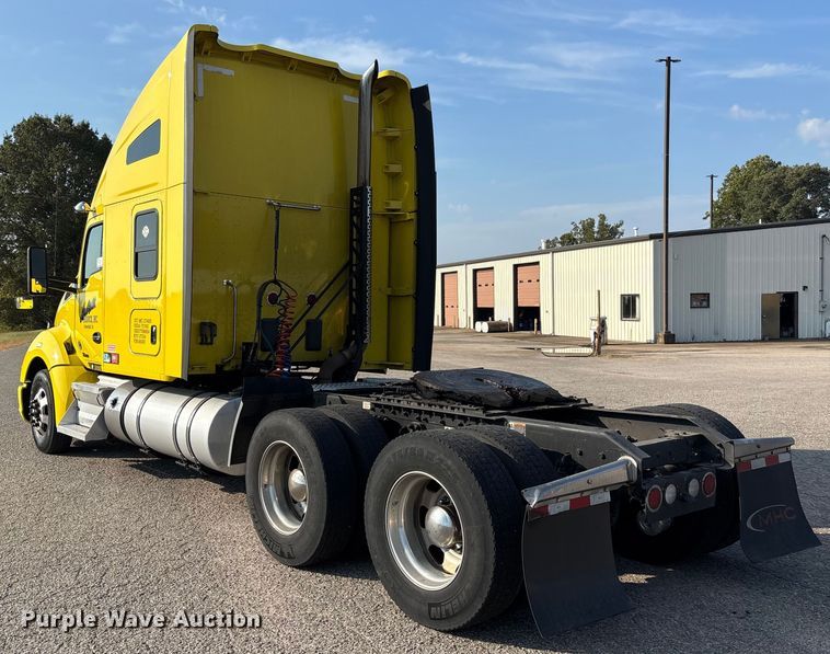 image for item DU1315 2017 Kenworth T680 semi truck