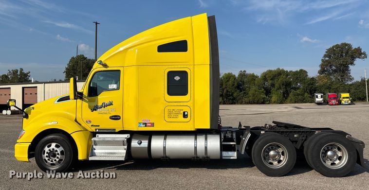image for item DU1315 2017 Kenworth T680 semi truck