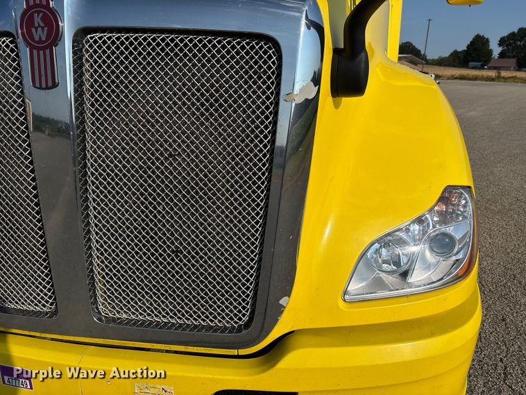 image for item DU1315 2017 Kenworth T680 semi truck