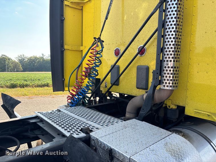 image for item DU1315 2017 Kenworth T680 semi truck