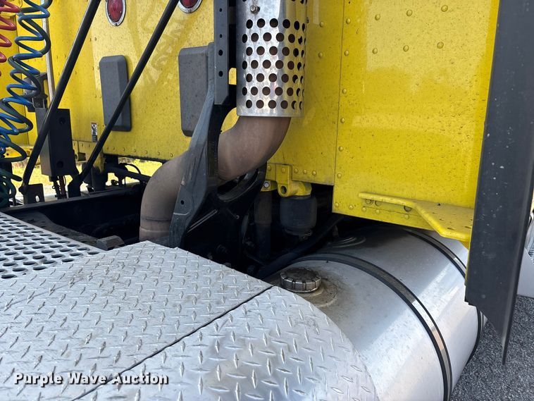 image for item DU1315 2017 Kenworth T680 semi truck