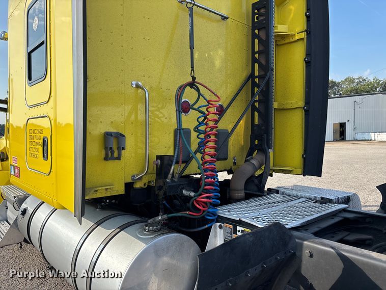 image for item DU1315 2017 Kenworth T680 semi truck