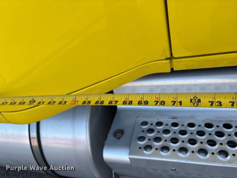 image for item DU1315 2017 Kenworth T680 semi truck