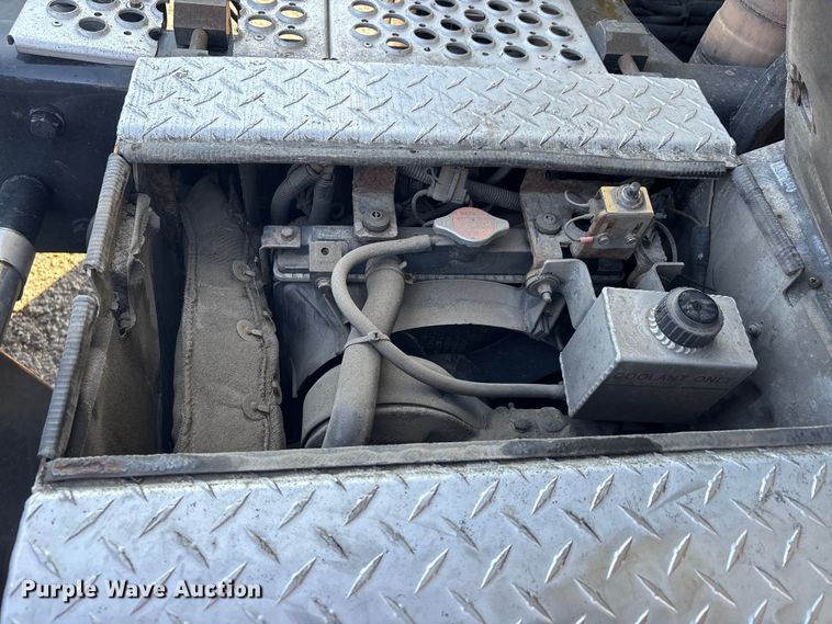 image for item DU1315 2017 Kenworth T680 semi truck