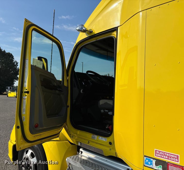 image for item DU1315 2017 Kenworth T680 semi truck