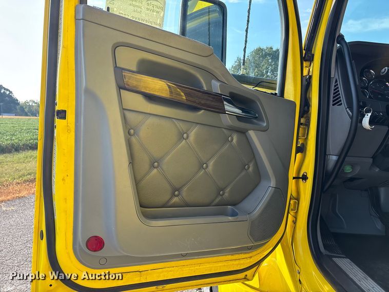 image for item DU1315 2017 Kenworth T680 semi truck