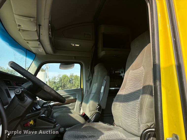 image for item DU1315 2017 Kenworth T680 semi truck