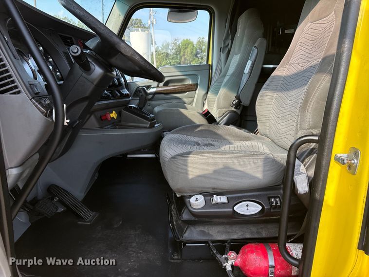 image for item DU1315 2017 Kenworth T680 semi truck