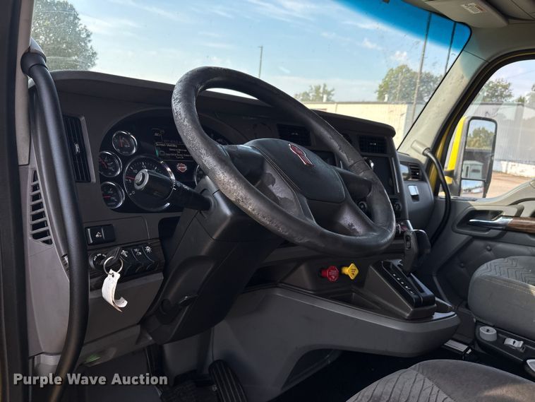 image for item DU1315 2017 Kenworth T680 semi truck