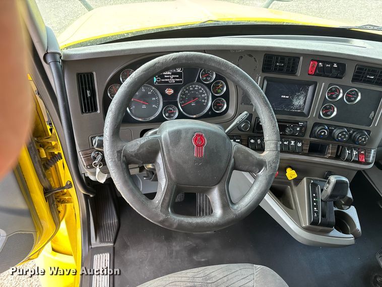 image for item DU1315 2017 Kenworth T680 semi truck