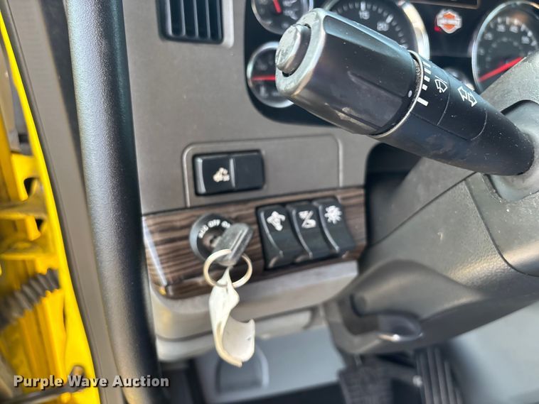 image for item DU1315 2017 Kenworth T680 semi truck