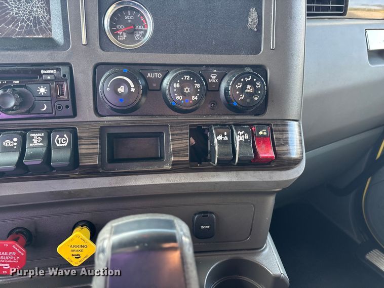 image for item DU1315 2017 Kenworth T680 semi truck