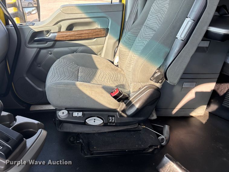 image for item DU1315 2017 Kenworth T680 semi truck