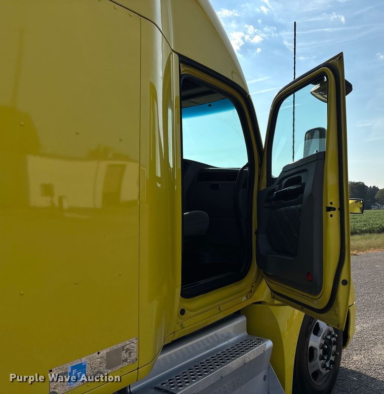 image for item DU1315 2017 Kenworth T680 semi truck