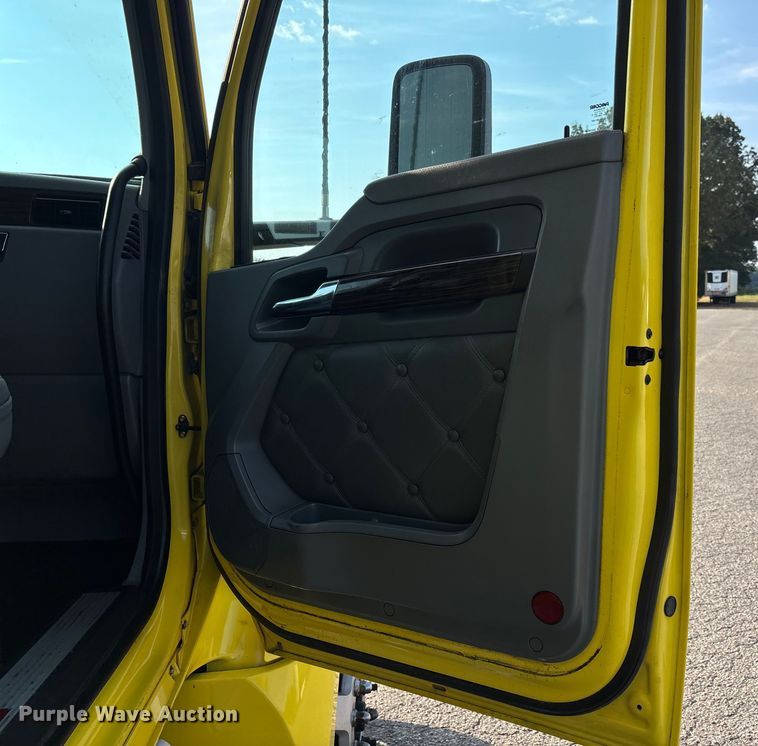 image for item DU1315 2017 Kenworth T680 semi truck