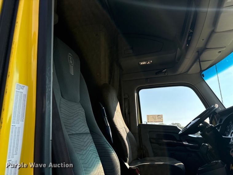 image for item DU1315 2017 Kenworth T680 semi truck