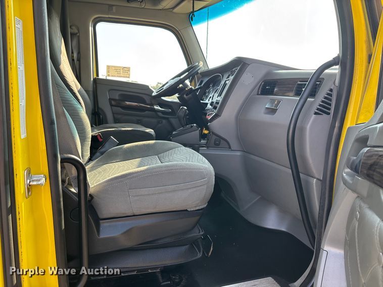 image for item DU1315 2017 Kenworth T680 semi truck