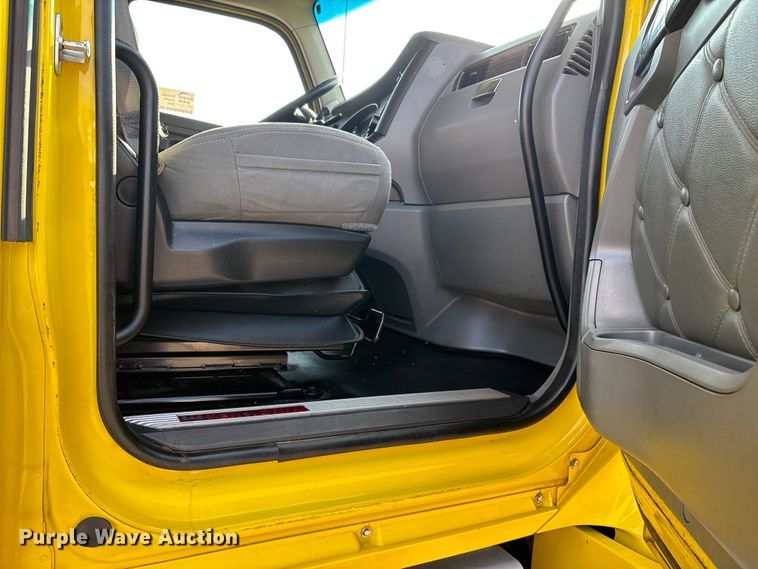 image for item DU1315 2017 Kenworth T680 semi truck