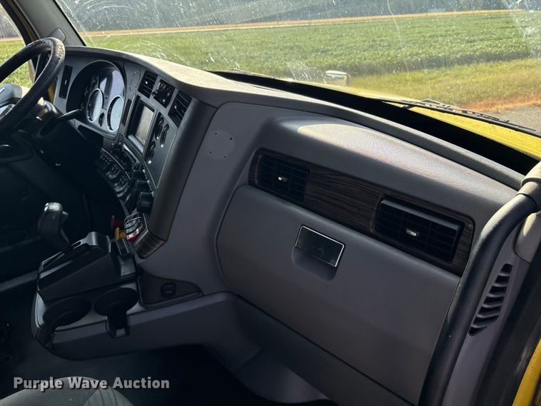 image for item DU1315 2017 Kenworth T680 semi truck