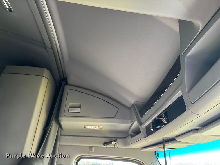 image for item DU1315 2017 Kenworth T680 semi truck