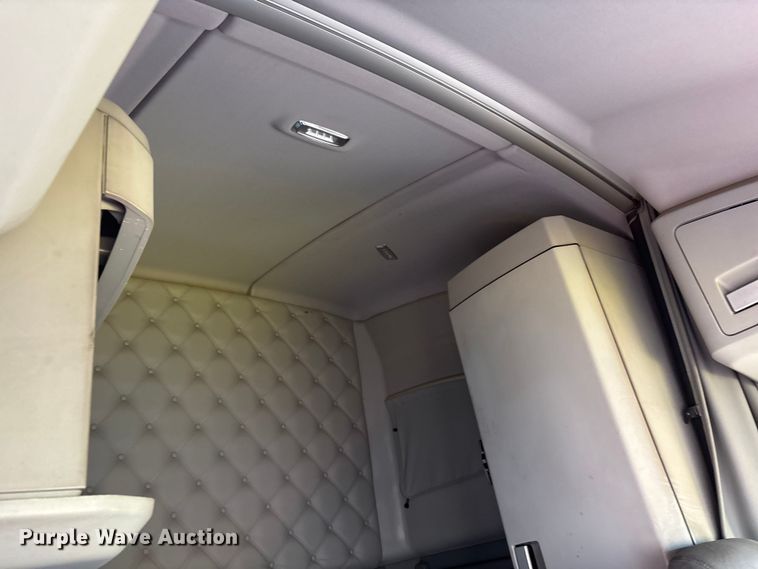 image for item DU1315 2017 Kenworth T680 semi truck