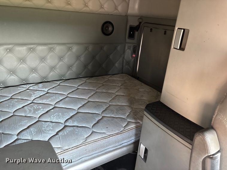 image for item DU1315 2017 Kenworth T680 semi truck