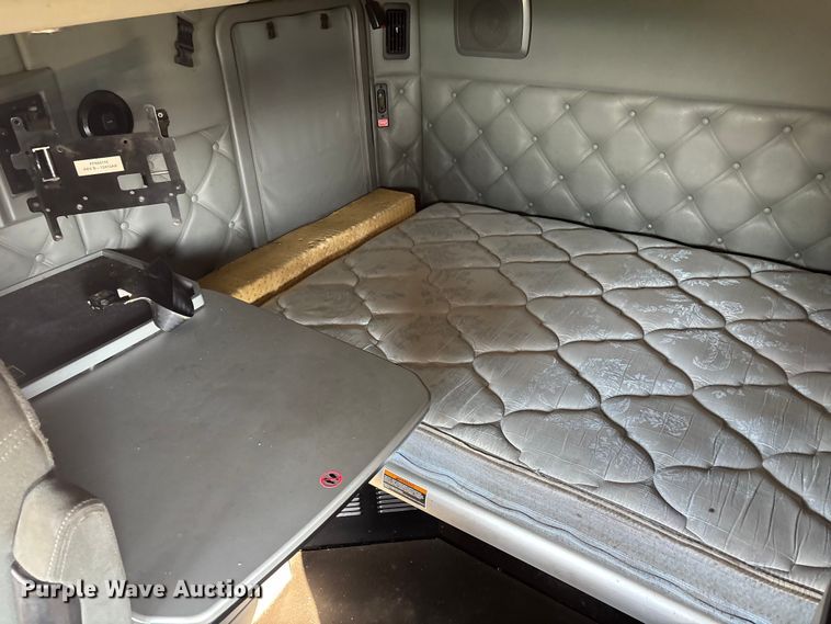 image for item DU1315 2017 Kenworth T680 semi truck