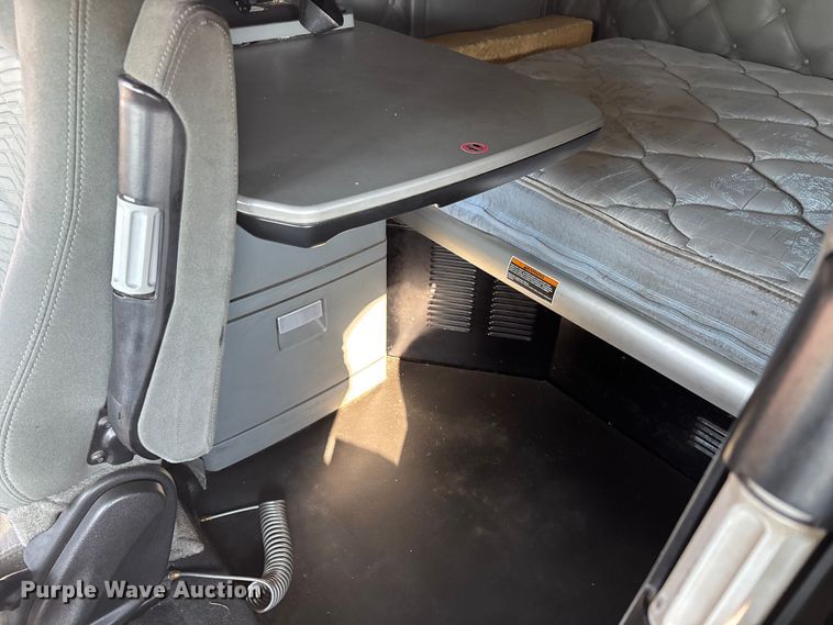 image for item DU1315 2017 Kenworth T680 semi truck