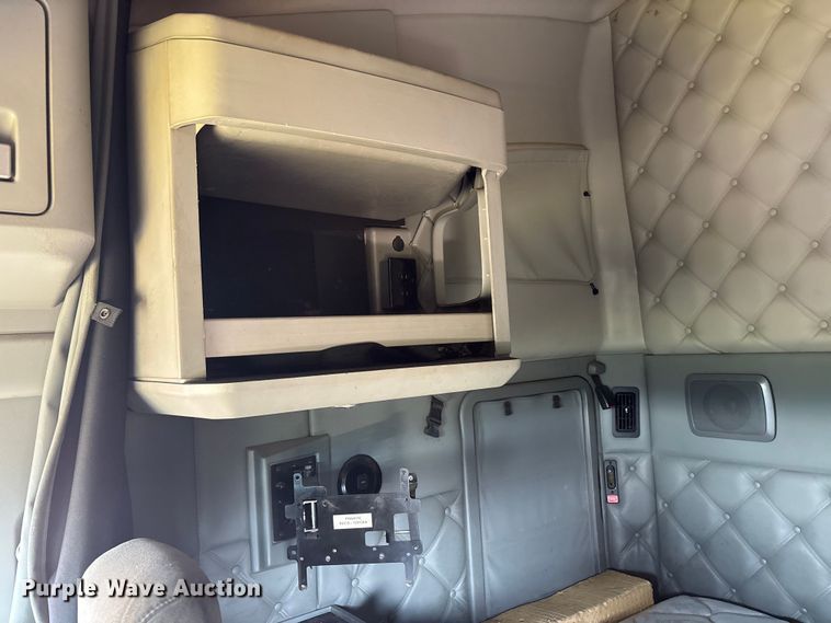 image for item DU1315 2017 Kenworth T680 semi truck