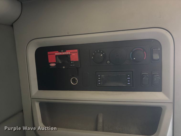 image for item DU1315 2017 Kenworth T680 semi truck