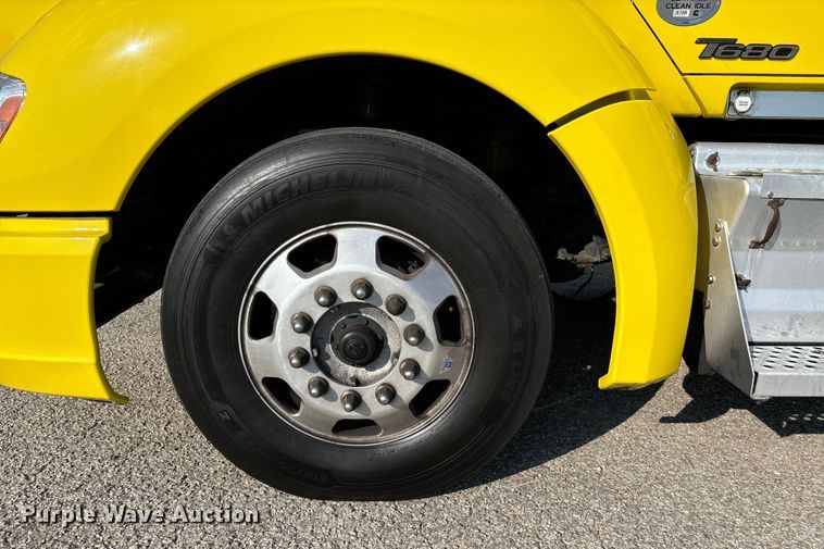 image for item DU1315 2017 Kenworth T680 semi truck