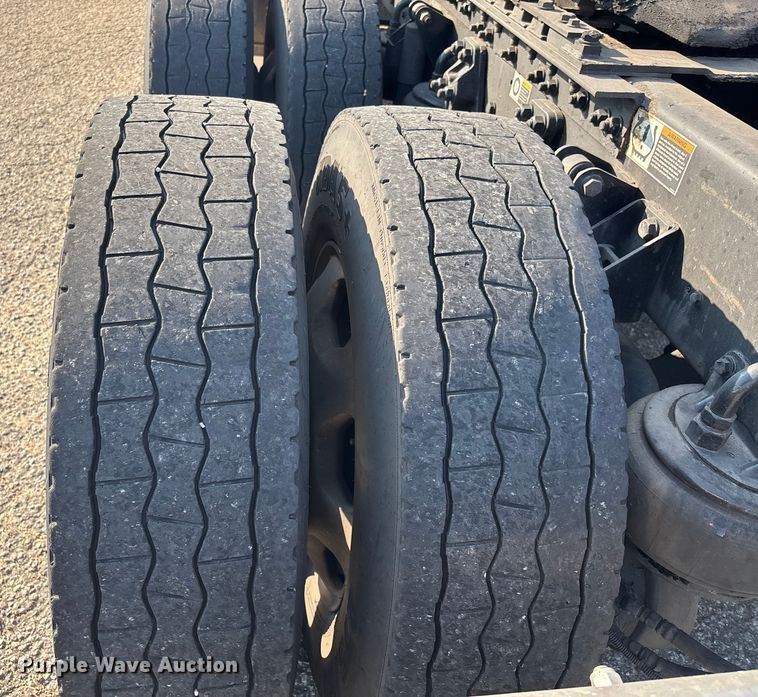 image for item DU1315 2017 Kenworth T680 semi truck