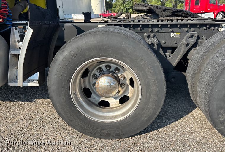 image for item DU1315 2017 Kenworth T680 semi truck