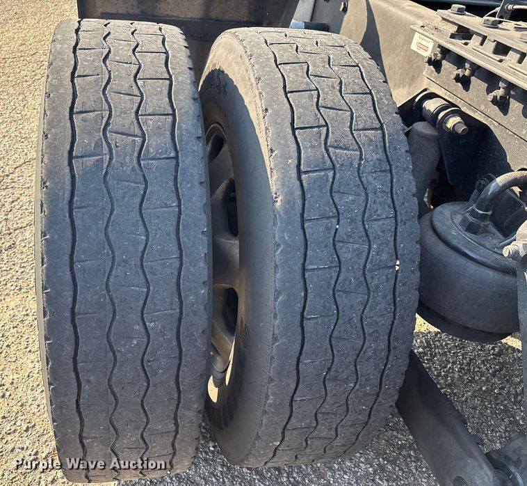 image for item DU1315 2017 Kenworth T680 semi truck