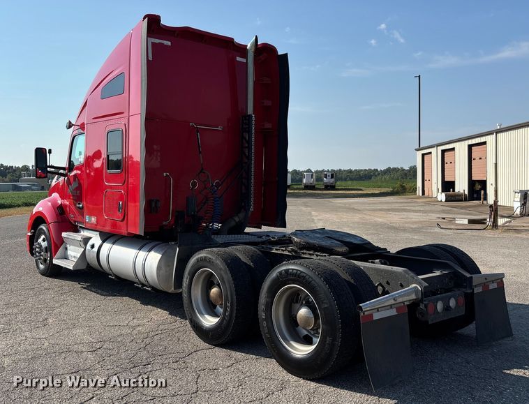 image for item DU1316 2015 Kenworth T680 semi truck